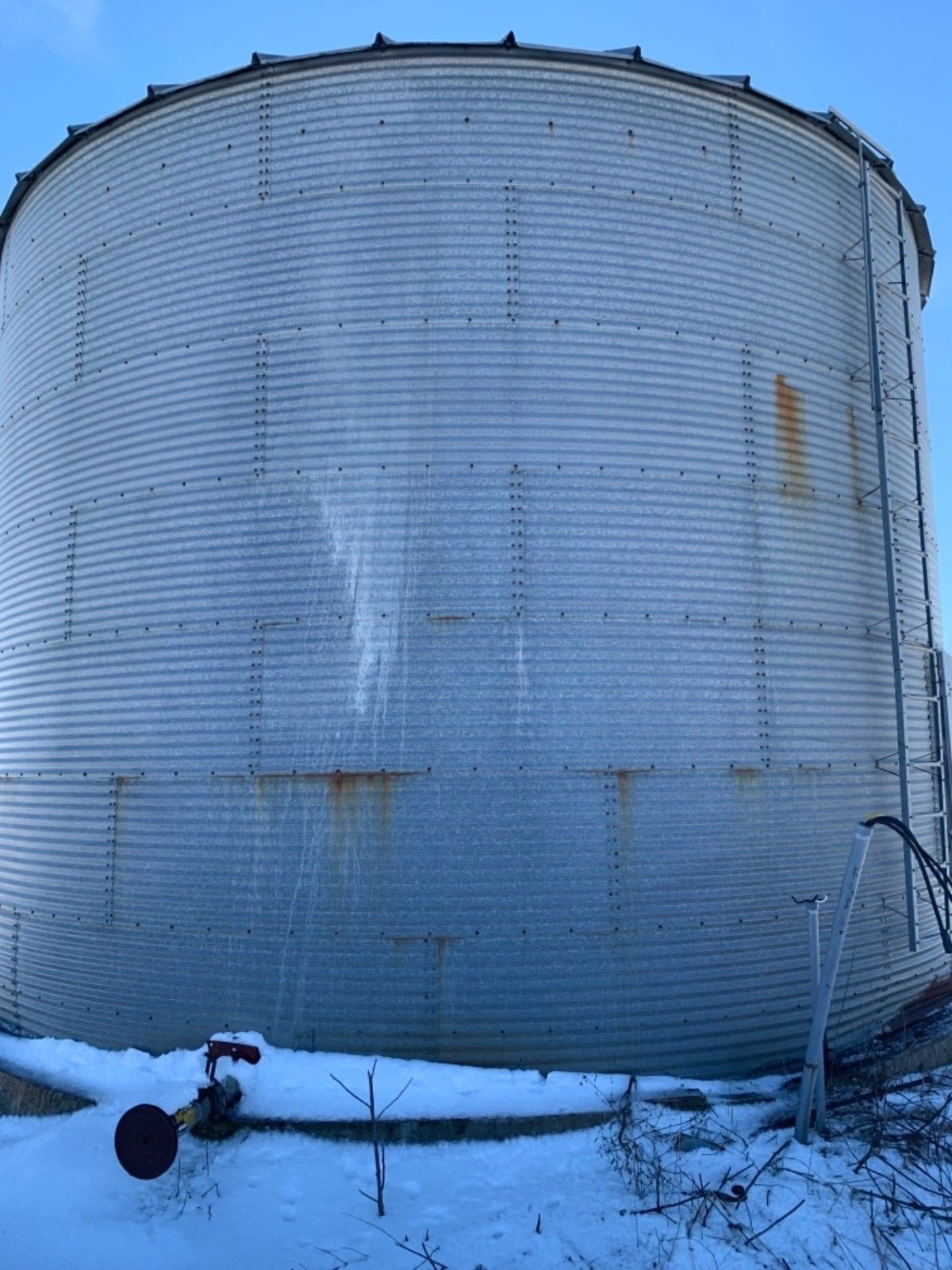 GSI grain bin 27’ x 7 rows 9700 bushel with drying floor