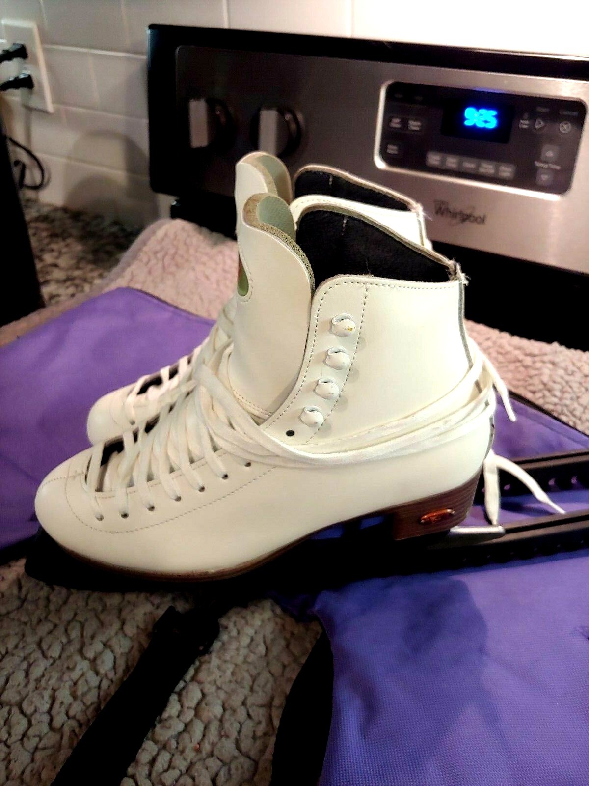 Riedell Model 121 Ice Skates Girls Size 4 Medium W/ Carrying Bag Worn 1 Time