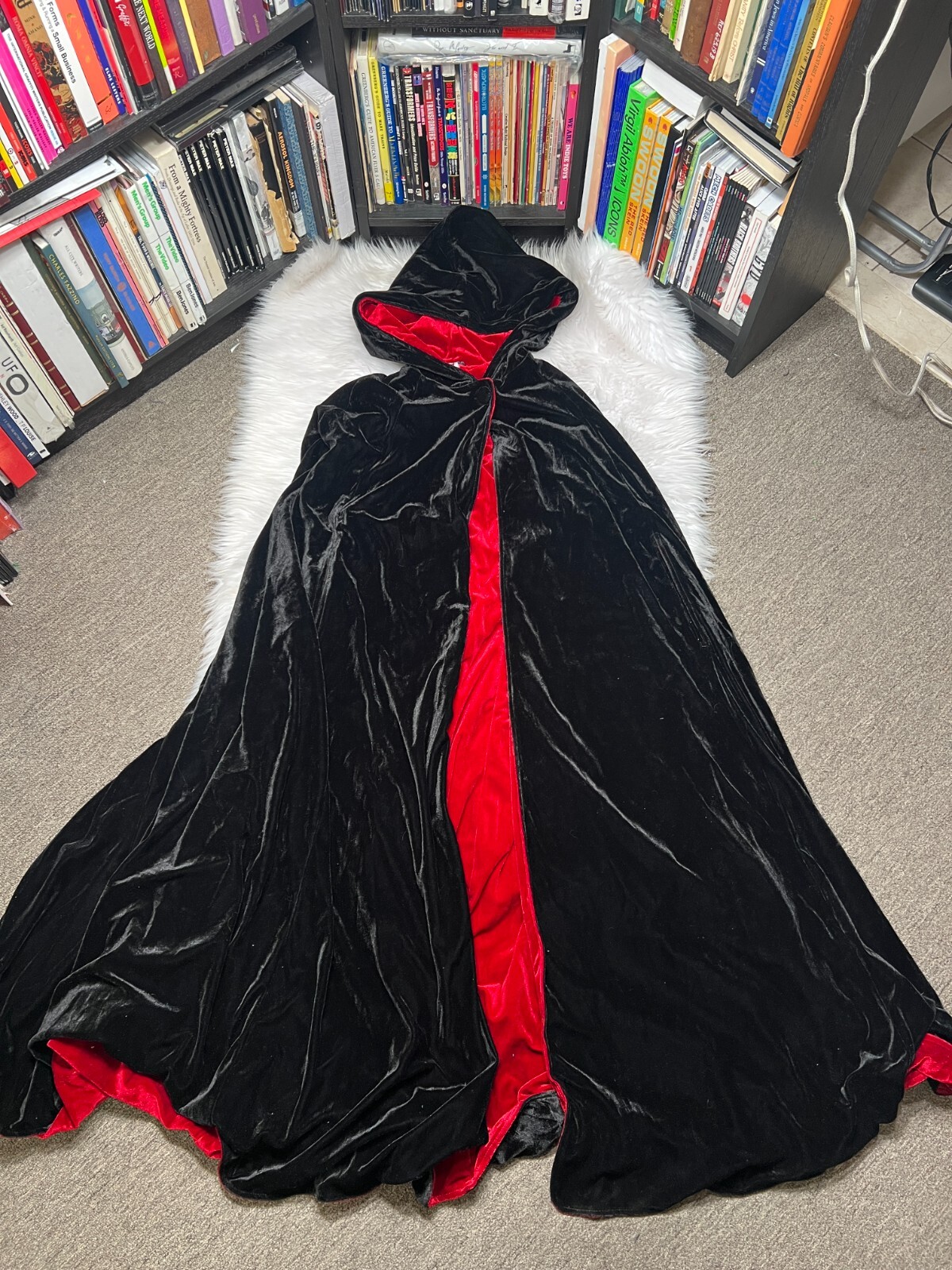Hooded crush velvet Black and redロングマント PYRAMID COLLECTION BLACK AND RED REVERSIBLE CAPE VELVET