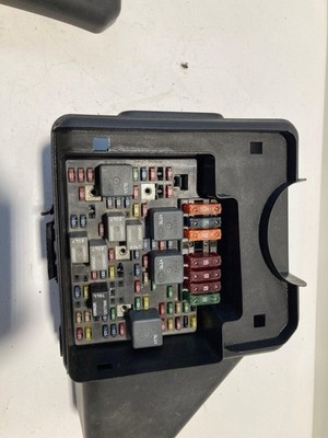 00 01 02 GMC YUKON XL 2500 Engine Fuse Relay Box