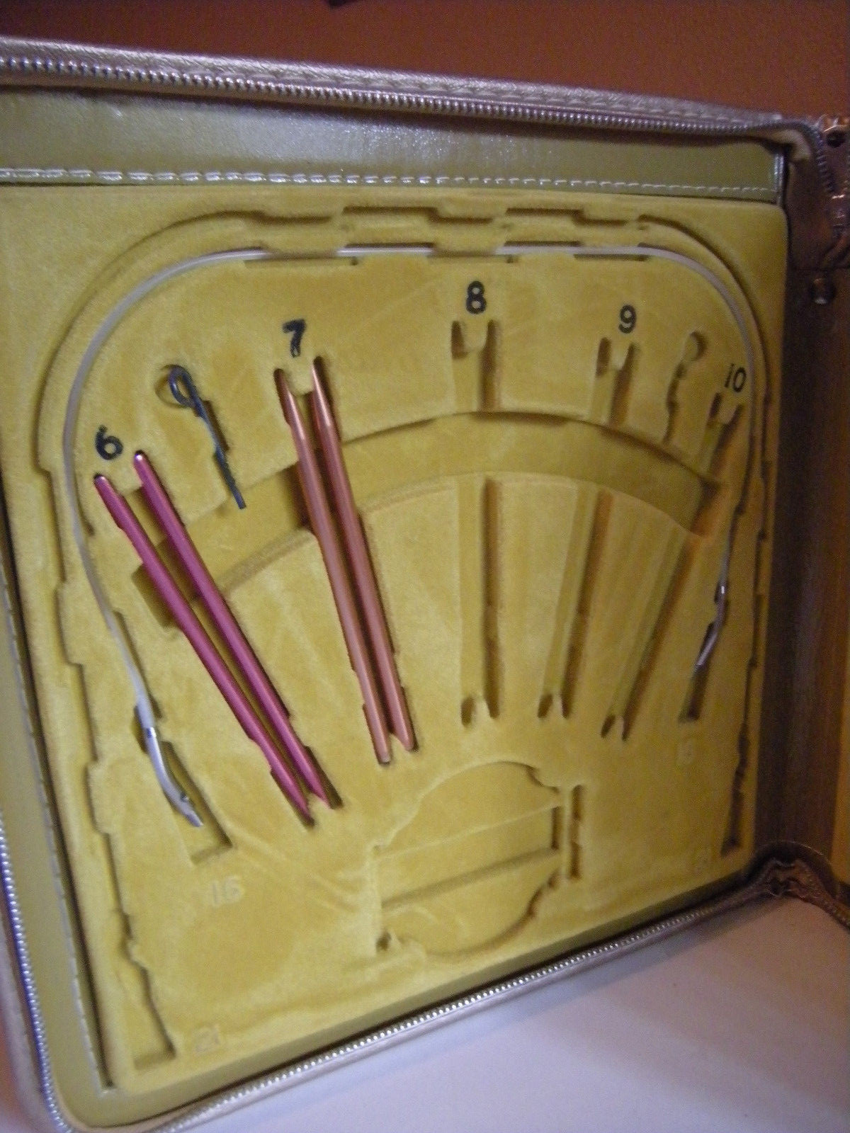 BOYE KNITTING NEEDLE MASTER CASE WITH ZIPPER VINTAGE GOLD BROCADE STORAGE CASE