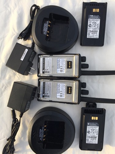 Motorola  VX-261-D0-5  VHF portable radio