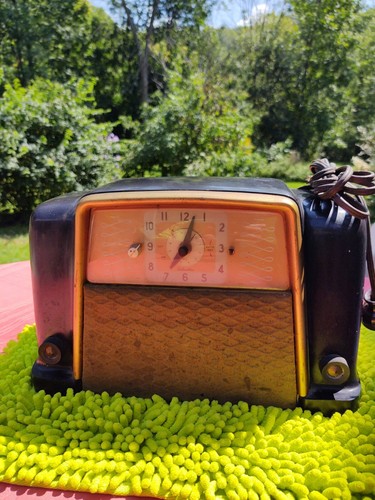 Vintage Silvertone Bakelite clock  Radio, 8010 by Sears, Roebuck, USA