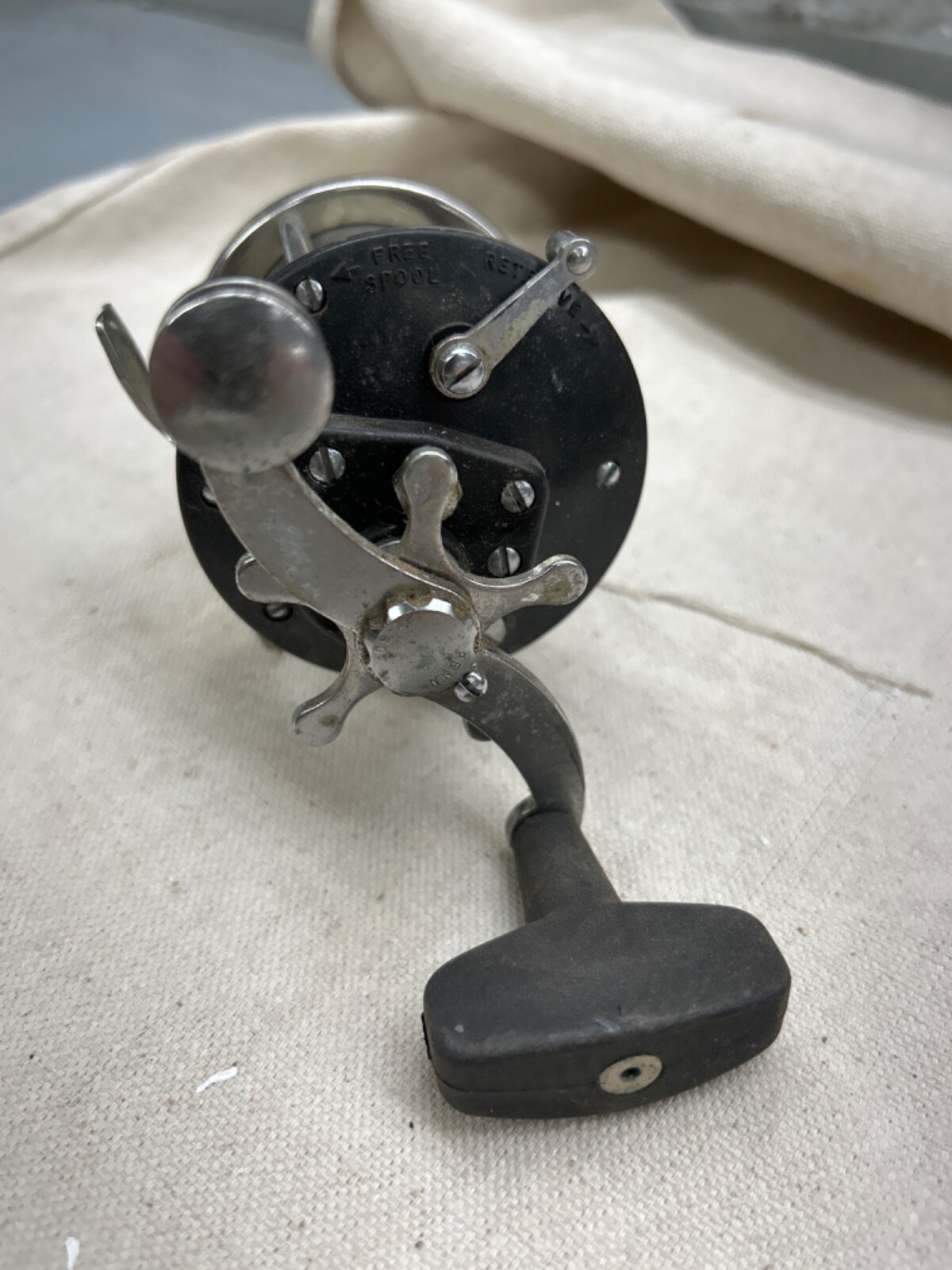 VINTAGE PENN 9 LEVEL WIND FISHING REEL MADE IN U.S.A.