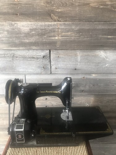 Vintage Singer 221-1 Featherweight Sewing Machine