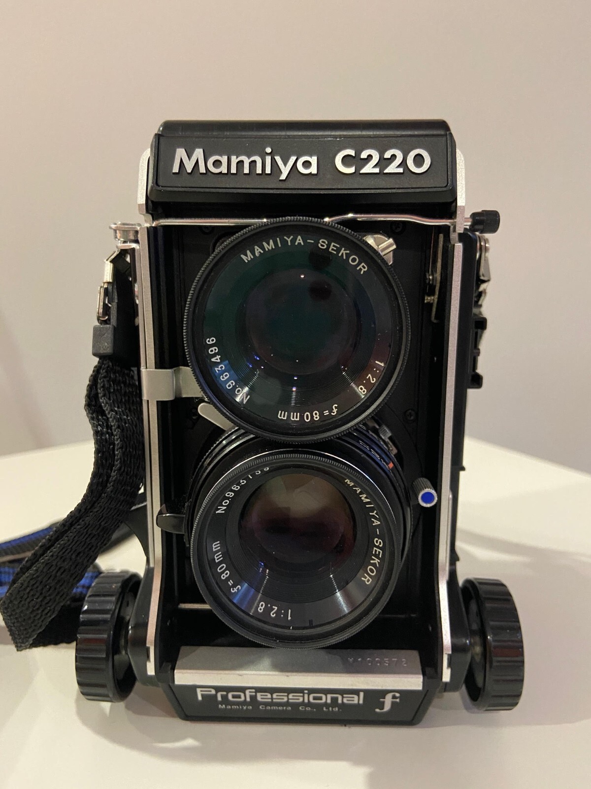 MAMIYA C220 + Mamiya Sekor 80mm f.28 (青) MAMIYA C220 + Mamiya Sekor 80mm f.28 (青) MAMIYA C 220F with
