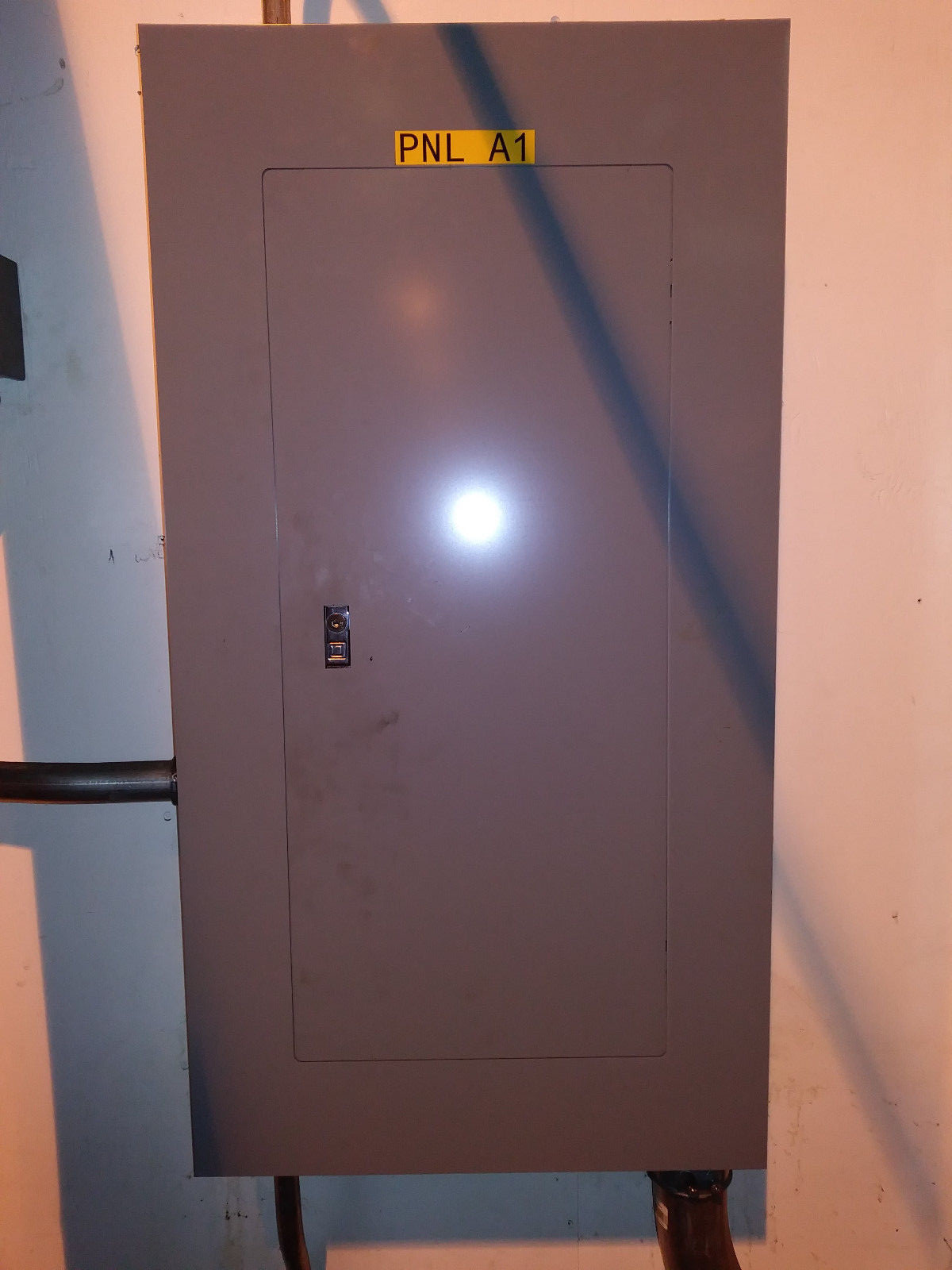 SQUARE D - 120/208 V 225AMP Square D Electrical breaker panel w/ breakers