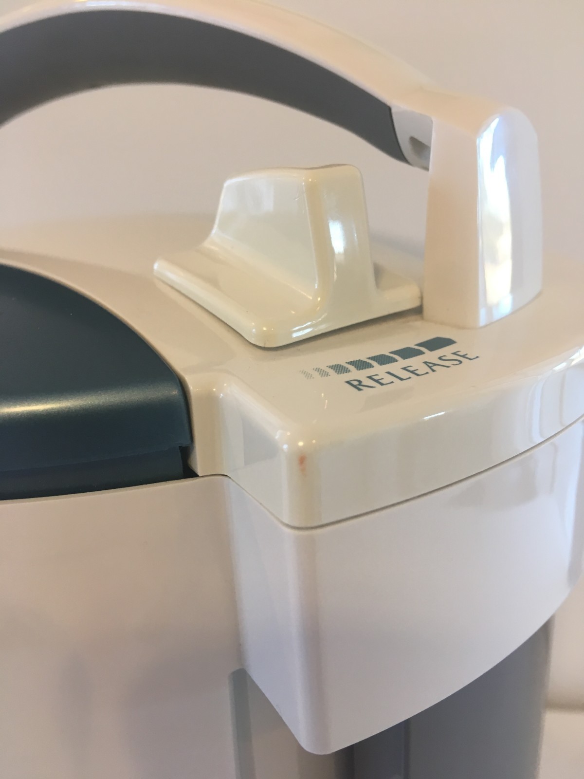 White Black & Decker LIDS OFF Automatic 100W Electric Jar Opener Model JW200