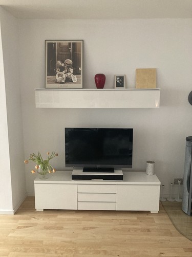 Schicker TV Schrank in Weiß + Wandregal (Fernseher Möbel)