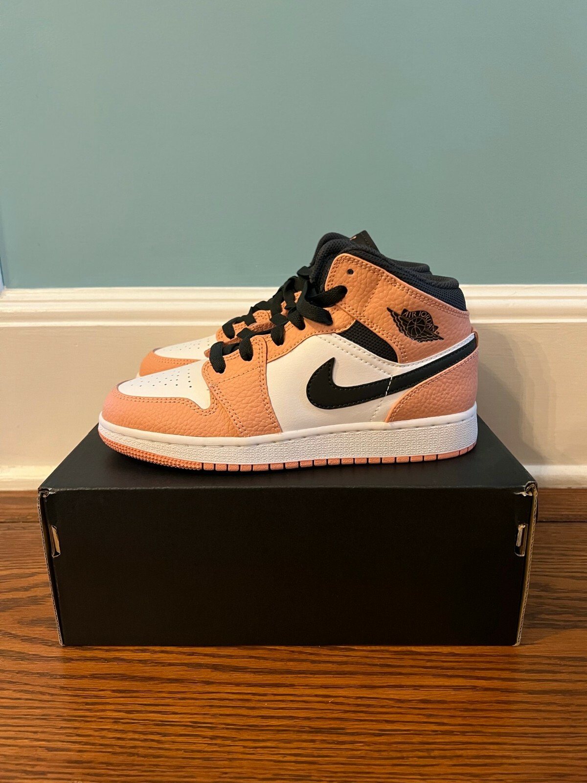 view more detail jordan aj 1 mid