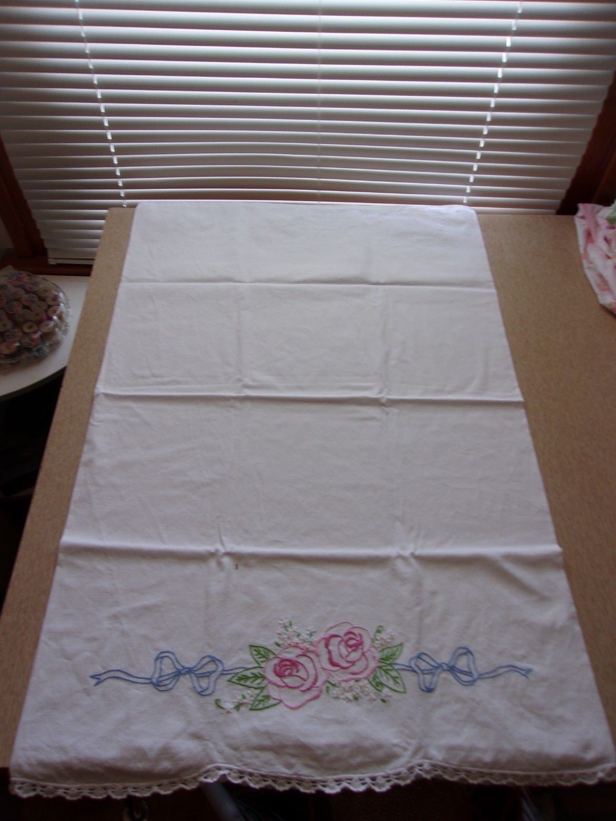 VINTAGE PILLOW CASE SET ~ ROSES FLORAL BOWS EMBROIDERED W/ CROCHET LACE  ~ PCS 1