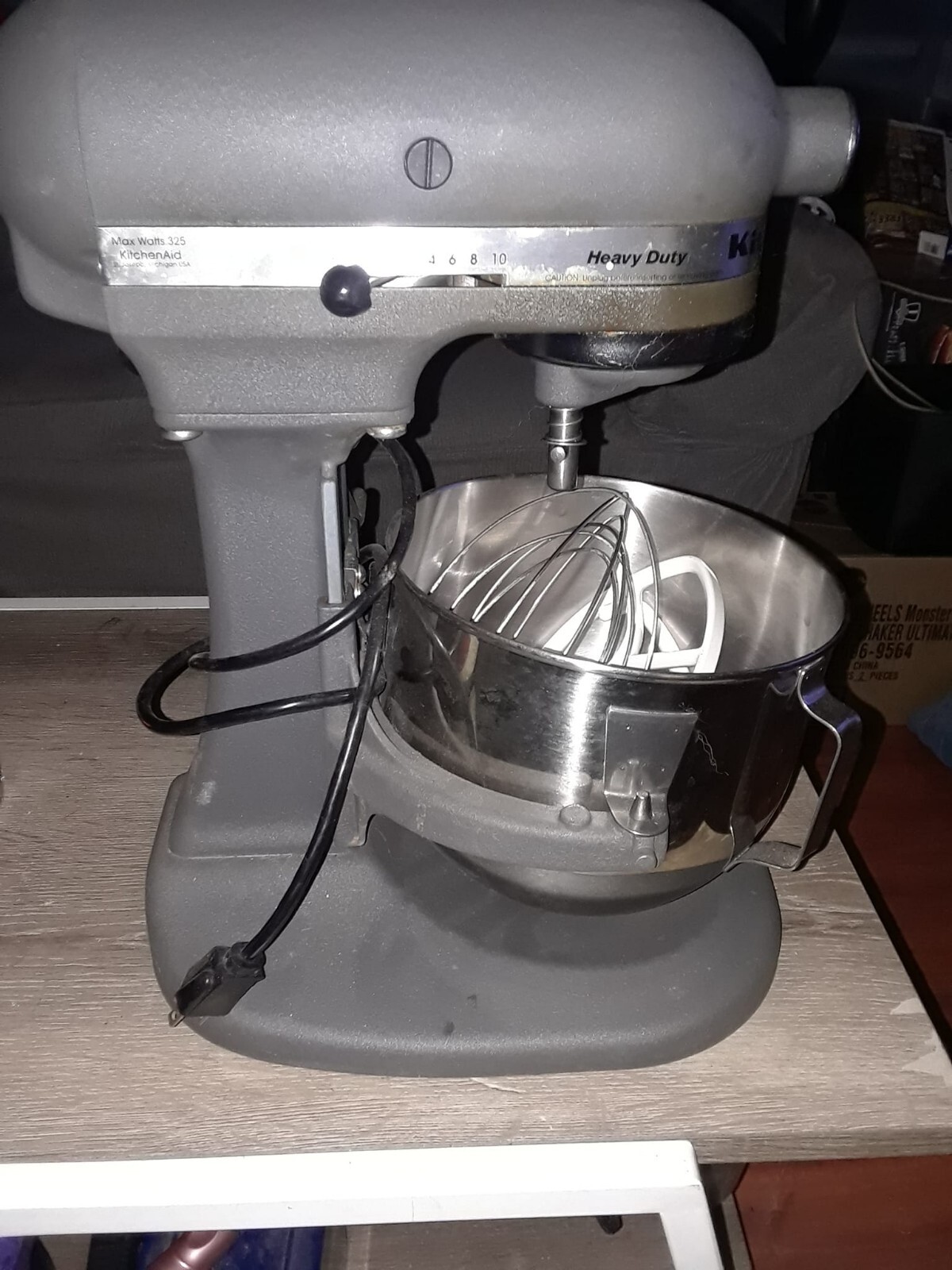 KitchenAid 10 speed mixer. Grayish black. With extras. Model KitchenAid 10 speed mixer. Grayish black. With extras. Model
