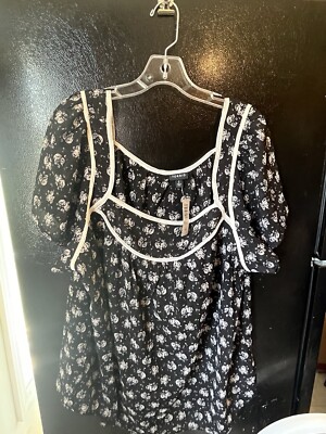 TORRID Size 2 NWT Crinkle Flutter Sleeve Black White Floral Top