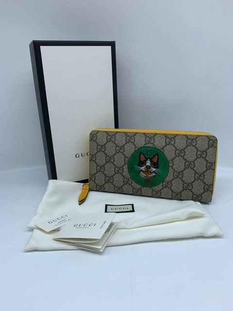 gucci wallet dog
