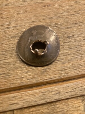 WW1 DATED SHRAPNEL DAMAGED BRITISH ONE PENNY COIN TRENCH ART SOUVENIR