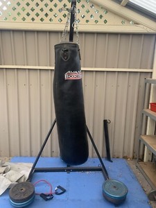 avanti freestanding boxing bag