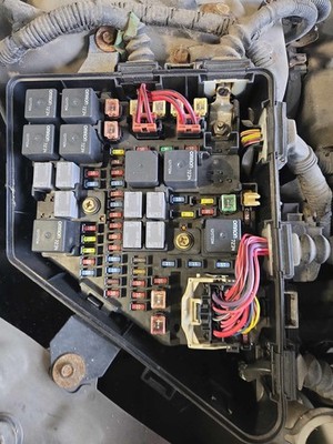Used Engine Fuse Box fits: CADILLAC SRX 04