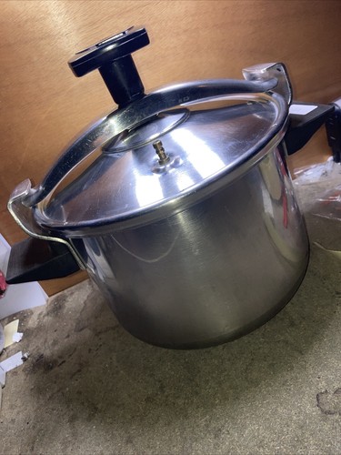 D 73) SEB Stainless Steel Pressure Cooker 6 Liters With