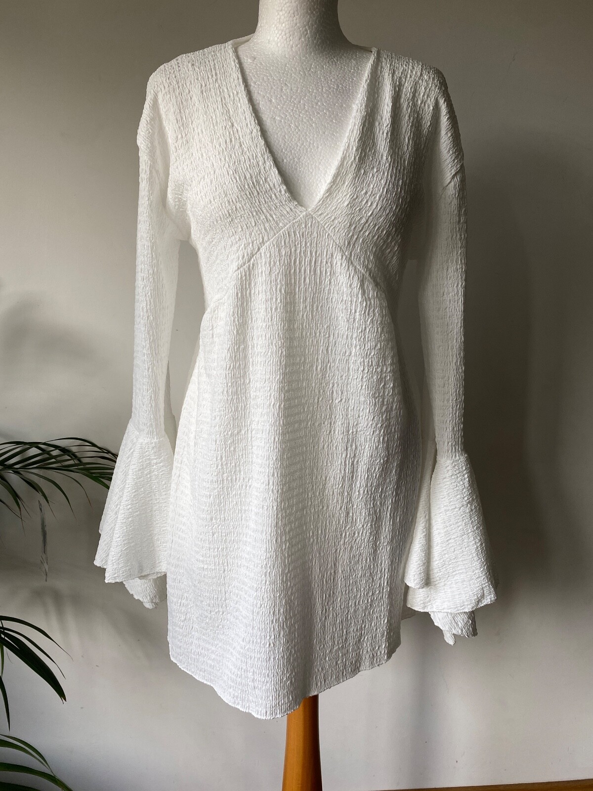 I Saw It first White Plunge Neck Skater Dress Size 6 Oversized  - Picture 1 of 4