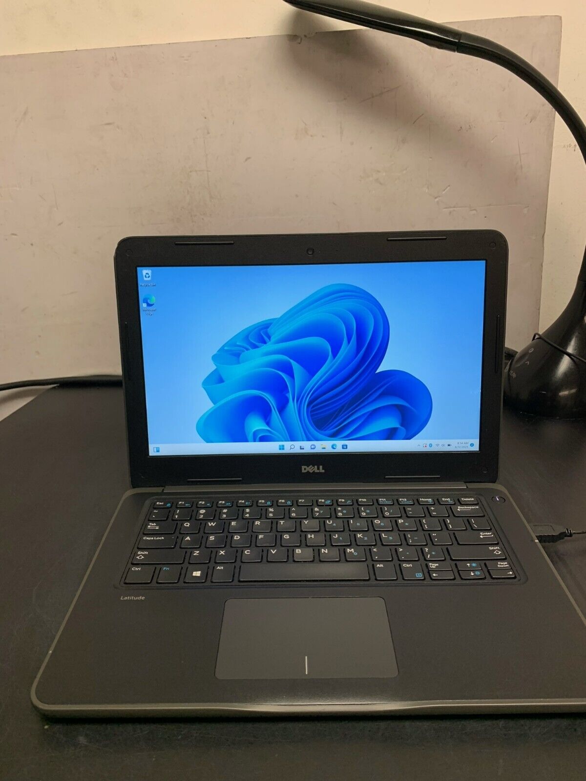 Dell Latitude 3380 Core i5-7200U 2.5 GHz 8 GB 128 GB SSD 13.3 Dell Latitude 3380 Core i5-7200U 2.5 GHz 8 GB 128 GB SSD 13.3