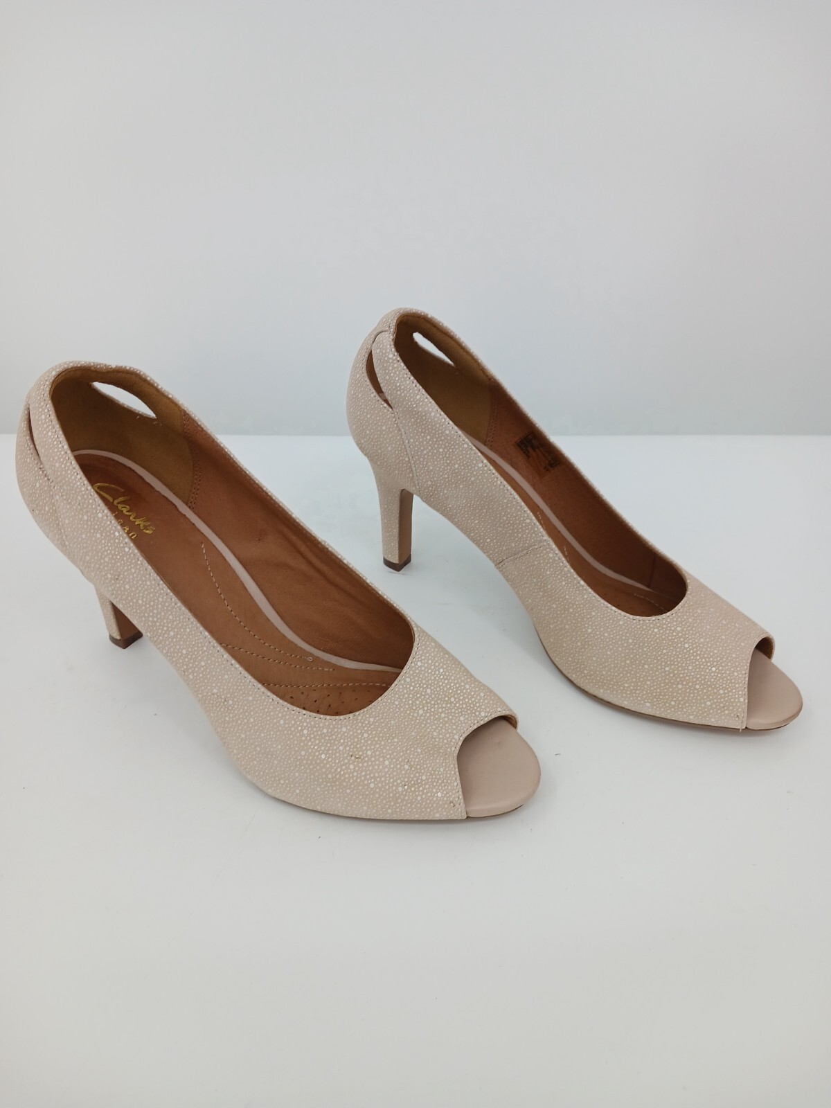 Clarks Women's Heels Size 10 Heel Pink Pump Leather Keyhole Pattern Block High