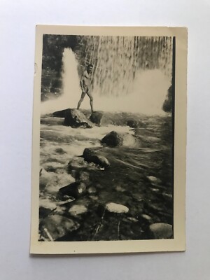 Snapshot Photo originale vintage Jeune Homme maillot de bain Eau cascade - SB556