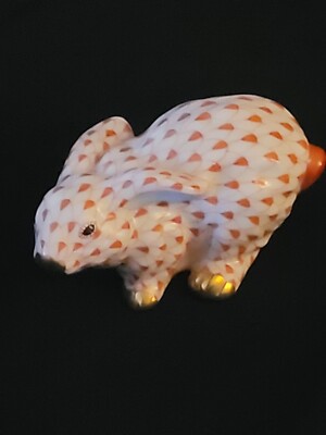 HEREND CROUCHING BUNNY / RABBIT PORCELAIN FIGURINE, RUST FISHNET, FLAWLESS