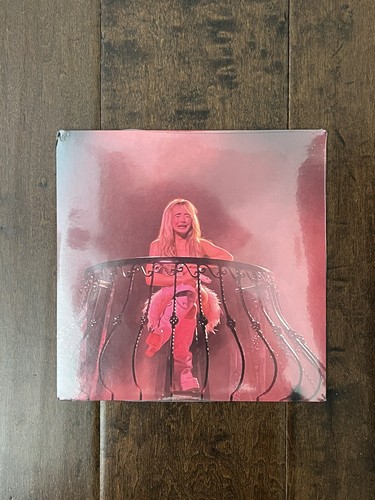 Sabrina Carpenter Feather 7