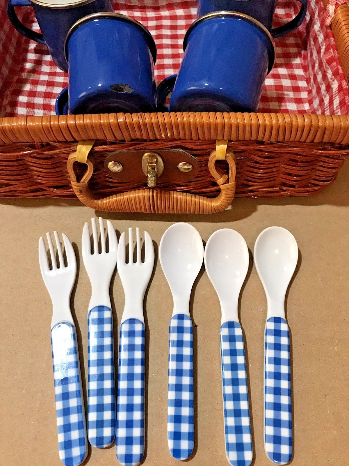 Child's Wicker Picnic Basket Metal Bowls Plates 15 Pieces (Y)