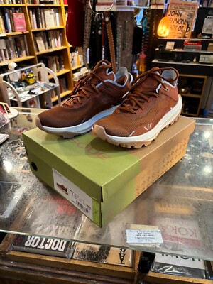 women's vasque here sneaker new size 8 with box
