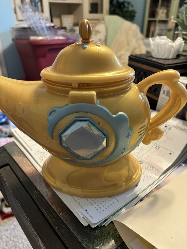 Magic Mixies Genie Lamp, sounds and colors. Great condition.