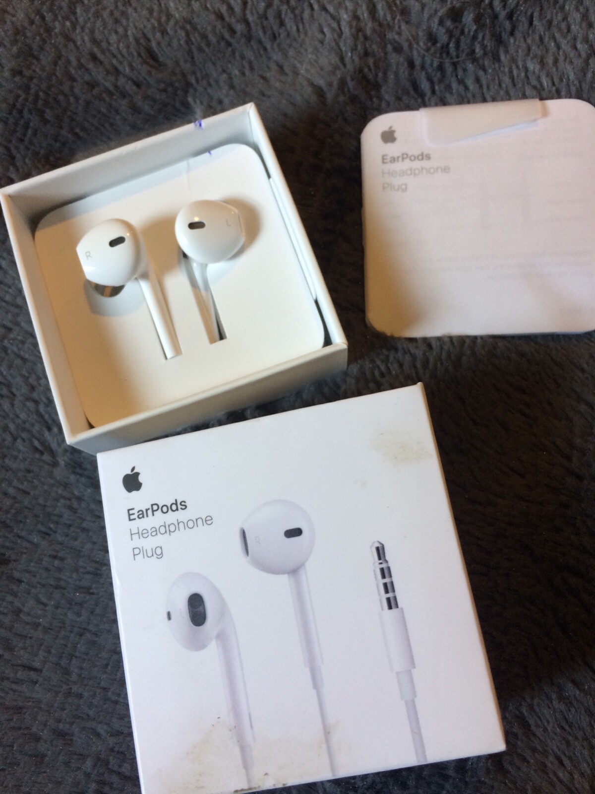 Apple Wired Headset EarPods With a 3.5mm Headphone Plug