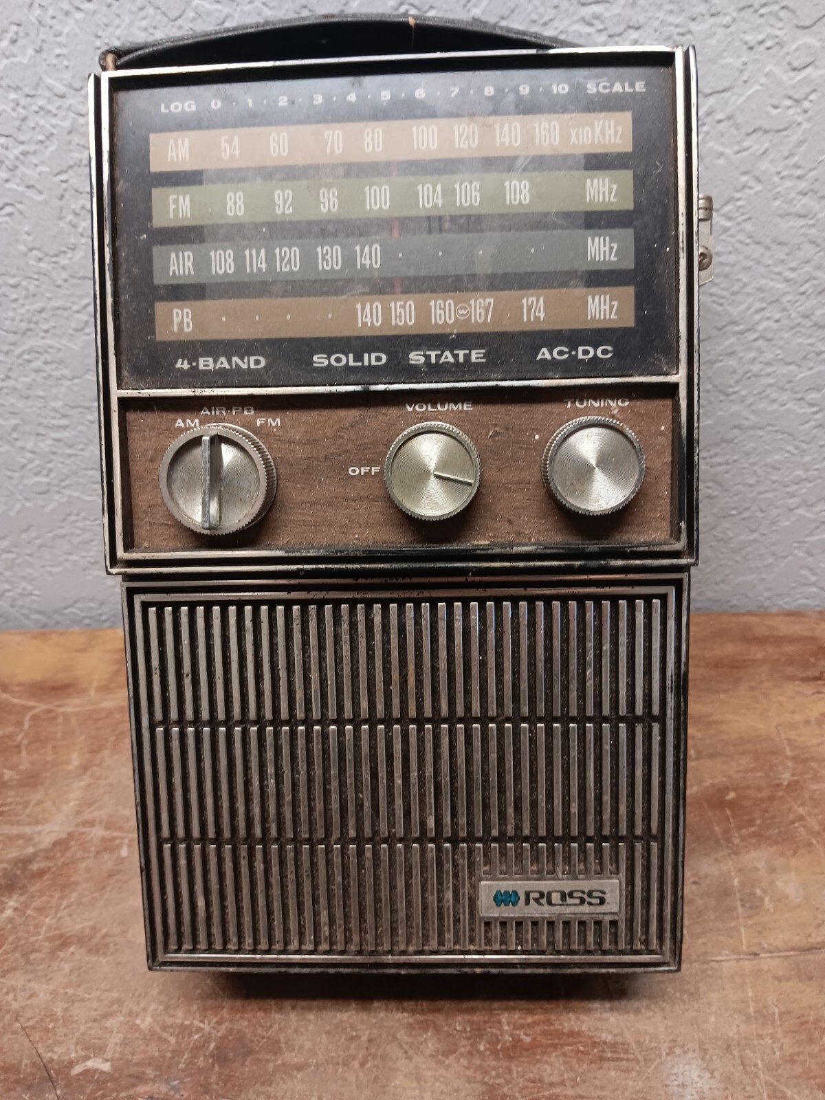 VINTAGE ROSS RE-2965- 4 Band Solid State AC/DC POWERS ON