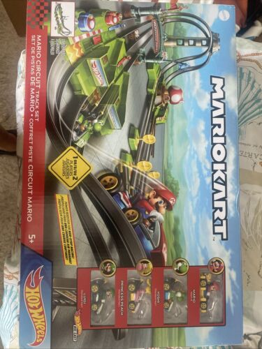 Hot Wheels Mario Kart Circuit Track Set + Yoshi Princess
