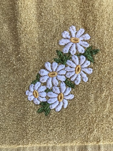 Fieldcrest Tea Guest Towel Yellow Embroidered White Daisy Flower Fringe USA