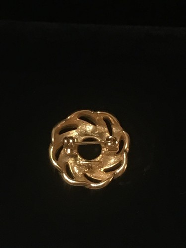 Vintage Gold Tone Engraved Wreath Brooch