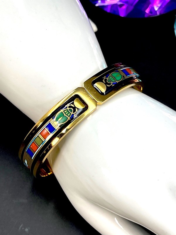 MICHAELA FREY WIEN エナメルバングル MICHAELA FREY WEIN GOLD-PLATED ENAMEL EGYPTIAN REVIVAL SCARAB CUFF