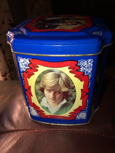 ROYAL WEDDING 1981 Lady Diana Prince Charles Commemorative Tea Tin England Blue