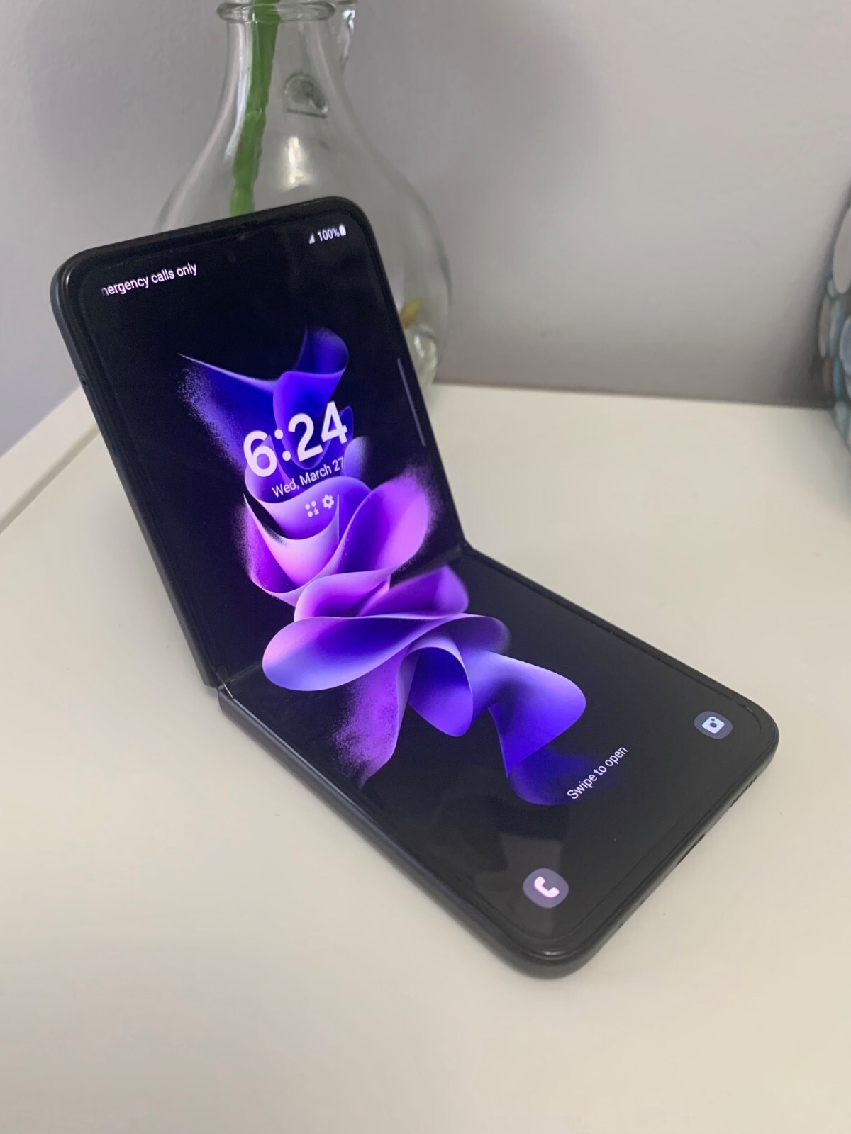Samsung Galaxy Z Flip 5G SM-707U 新品画面 Samsung Galaxy Z Flip 5G SM-707U 新品画面
