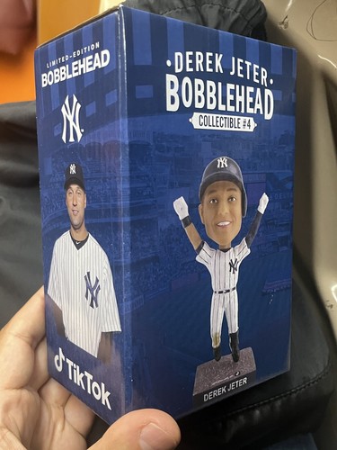 記念グッズ Derek Jeter bobblehead 2024 NEW YORK YANKEES DEREK JETER FINAL HIT 10th BOBBLEHEAD