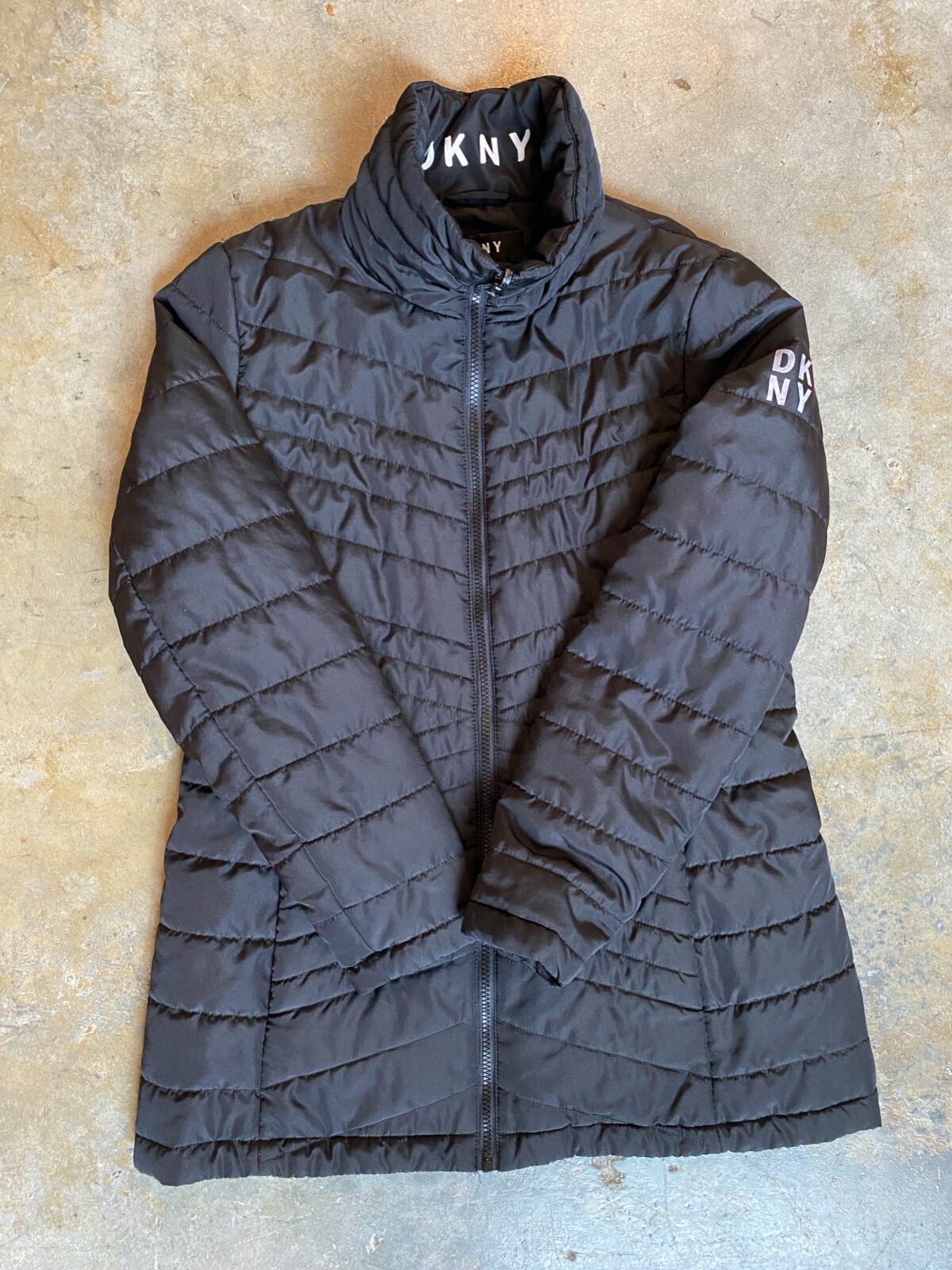 DKNY ファー付きダウンジャケット Mサイズ 新品 DKNY ファー付きダウンジャケット Mサイズ 新品