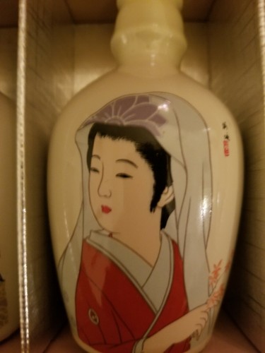 Set of 5 Vintage Japanese Geisha Sake bottles in paulina wood case