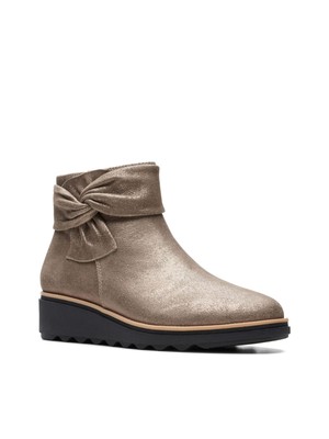 

Женские бежевые кожаные ботинки CLARKS на танкетке с круглым носком Sharon, Бежевый, 26147367