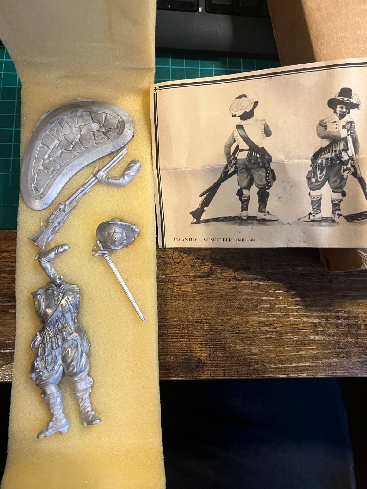 Almond Sculptures - Musketeer 1608  - 90mm metal