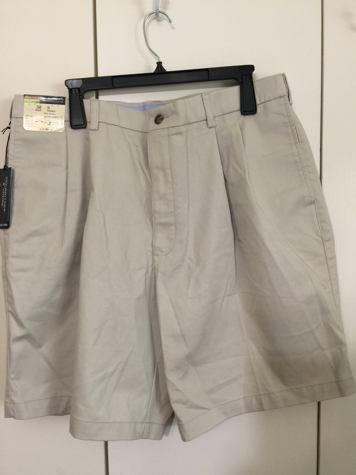 Roundtree & Yorke Pleated Front Easy Care Relaxed Fit Short Light Tan 38 x 9 NWT