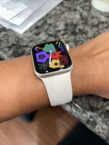 Apple Watch SE 2 40mm Starlight Aluminum - Starlight Sport Apple Watch SE 2 40mm Starlight Aluminum - Starlight Sport