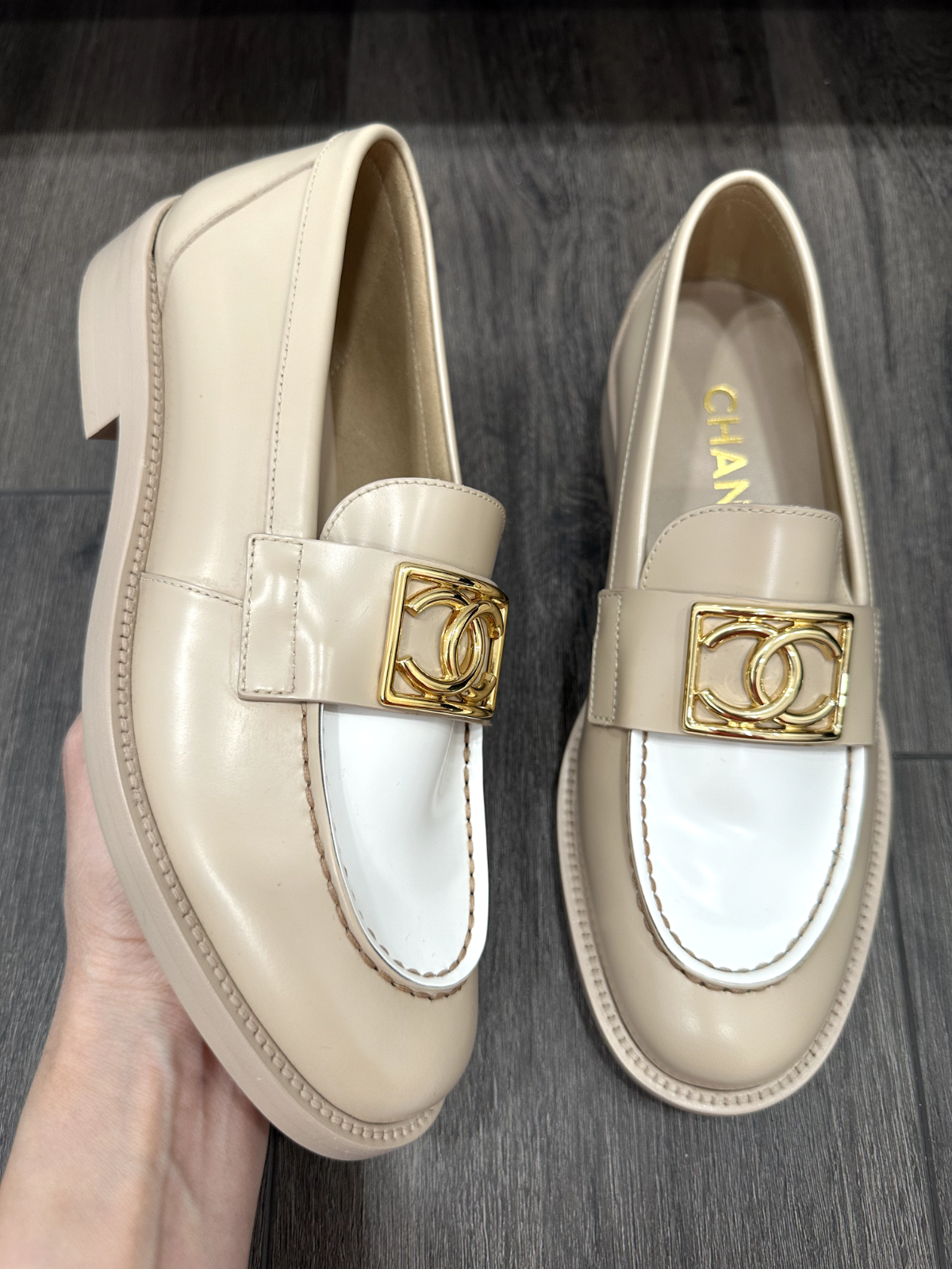 シャネルCHANEL スエード タッセル ローファー（22.5〜23㎝） Chanel 23S Cotton Beige Quilted Turnlock CC Gold Logo