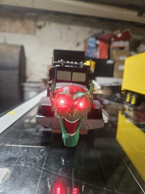 Maximum Overdrive Truck 1;28  With Led Red Eyes & flashing Leds on Air Tanks R/C