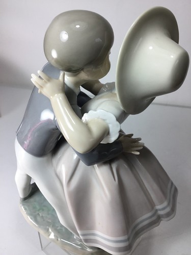 LLADRO Retired Porcelain Figurine Waltz Time # 4856 Precious Love Couple Kissing
