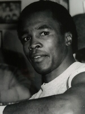 SUGAR RAY LEONARD - LEGENDARY WORLD CHAMP - EXCELLENT UNSIGNED PHOTOGRAPH